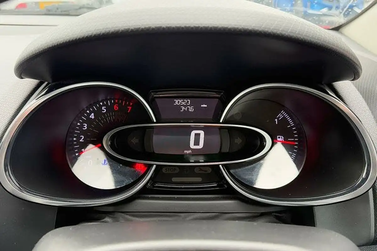2018-renault-clio-09-tce-signature-nav-big-12