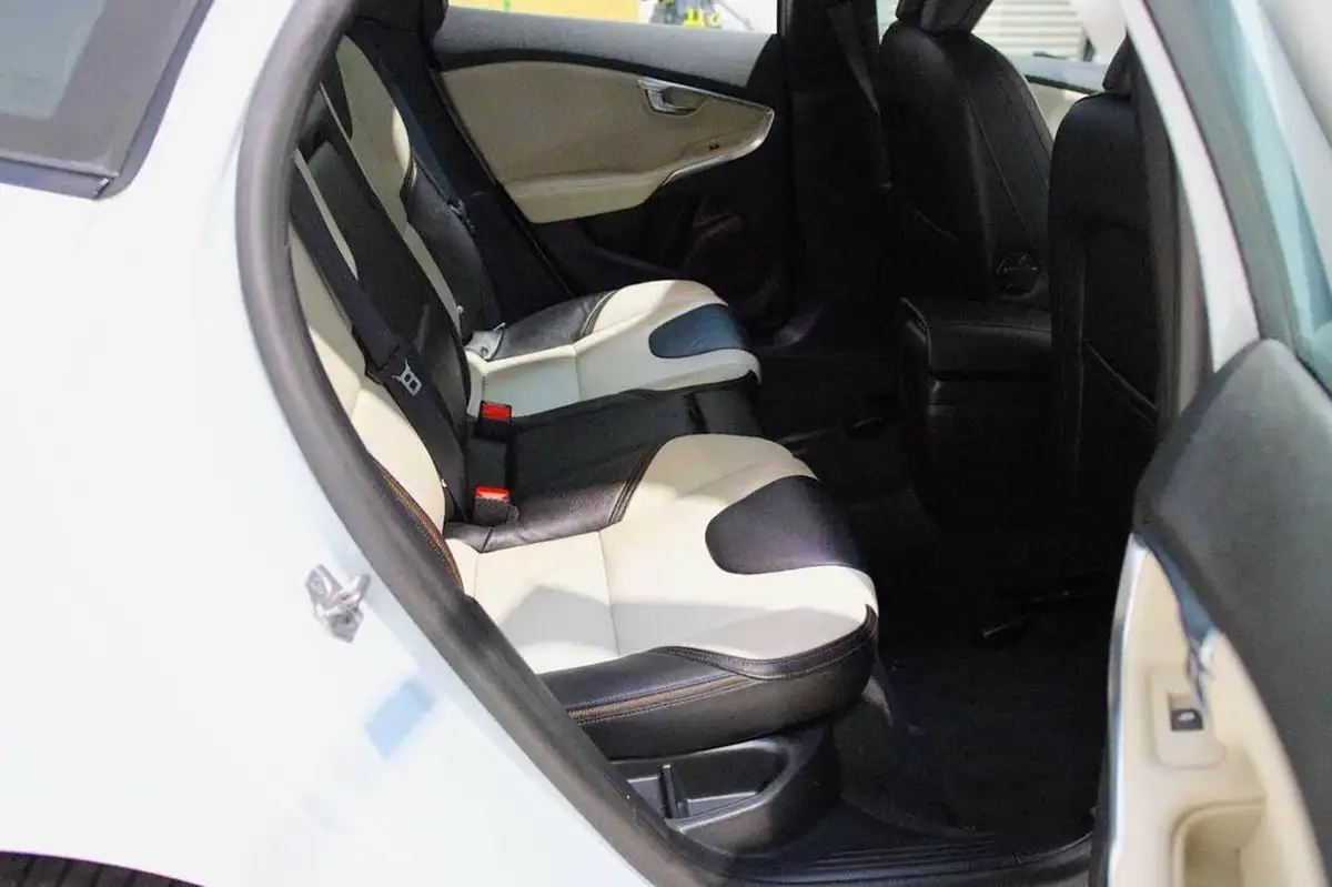 2014-volvo-v40-16td-d2-cross-country-lux-nav-big-12