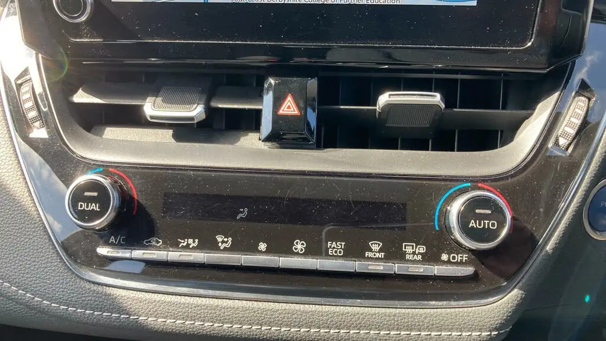 2022-toyota-corolla-18-vvt-i-icon-tech-spare-wheel-touring-sports-5d-big-23