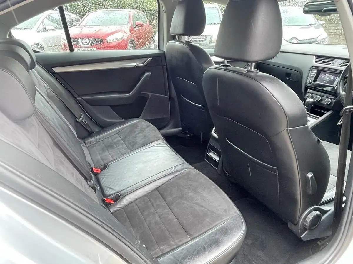 2013-skoda-octavia-20tdi-elegance-hatchback-dsg-big-25
