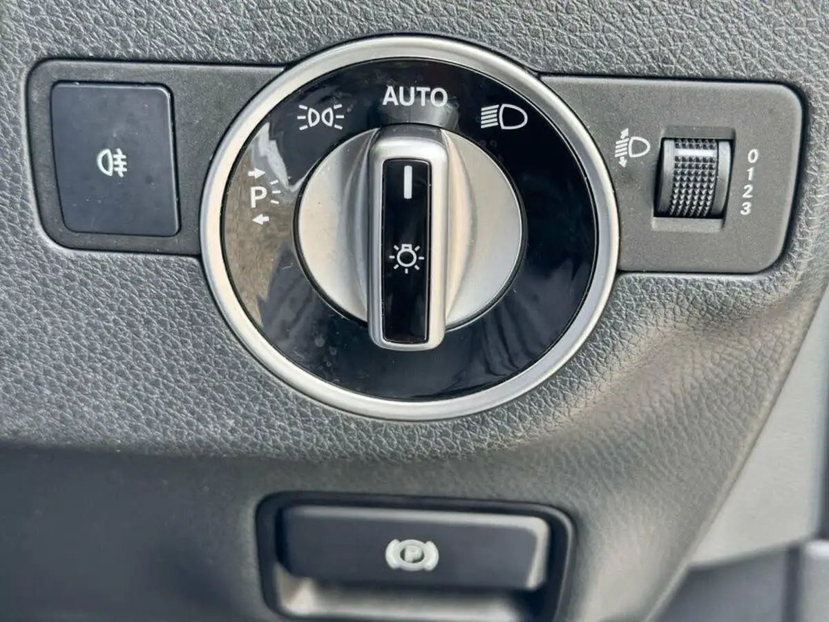 2016-mercedes-benz-a-class-15d-a180d-sport-ss-7g-dct-big-16