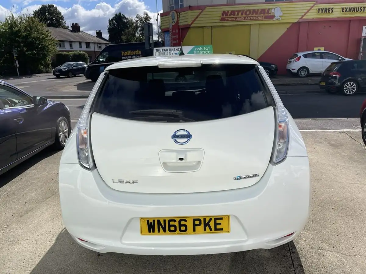 2016-nissan-leaf-e-tekna-30kwh-big-5