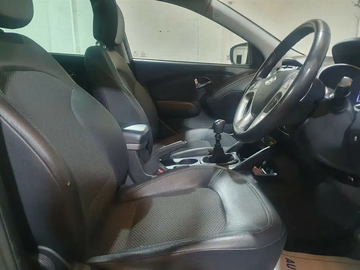 2012-hyundai-ix35-20td-premium-4wd-big-34