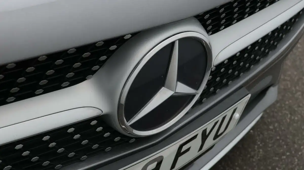 2020-mercedes-benz-a-class-13-a200-amg-line-hatchback-5d-big-23