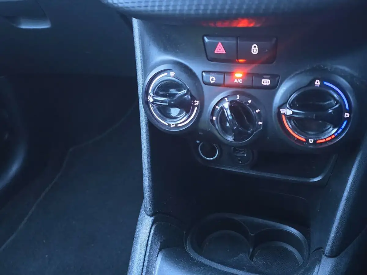 2015-peugeot-208-12-puretech-active-5d-big-22