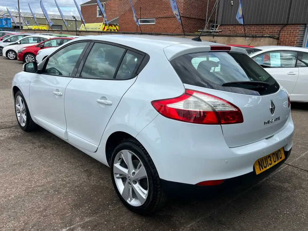 2013-renault-megane-16-dynamique-tom-tom-16v-110bhp-hatchback-5d-big-10