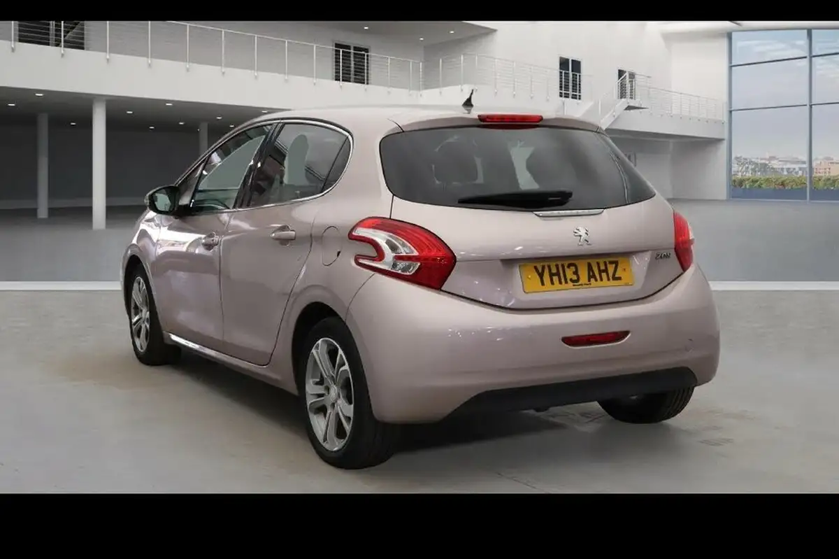 2013-peugeot-208-12-allure-5d-big-1