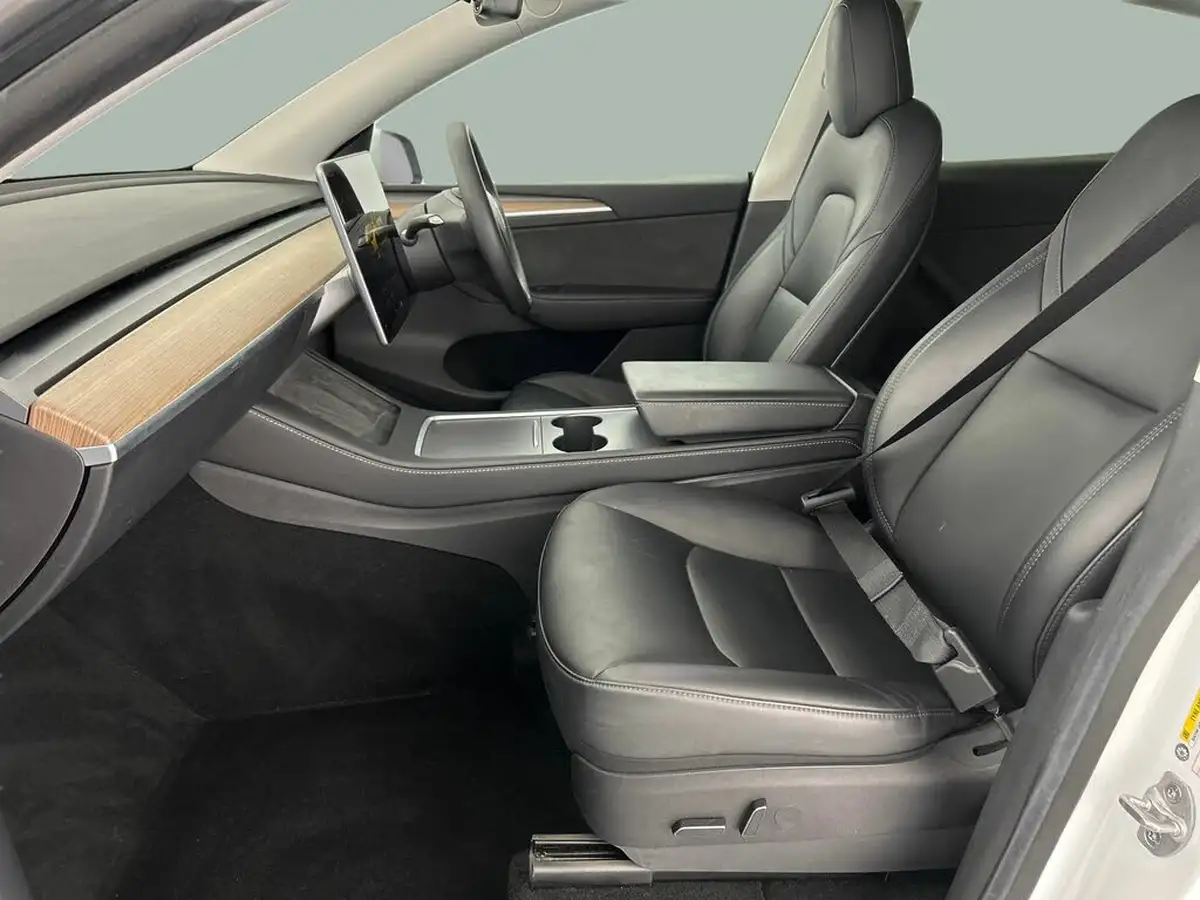2022-tesla-model-y-e-long-range-big-23