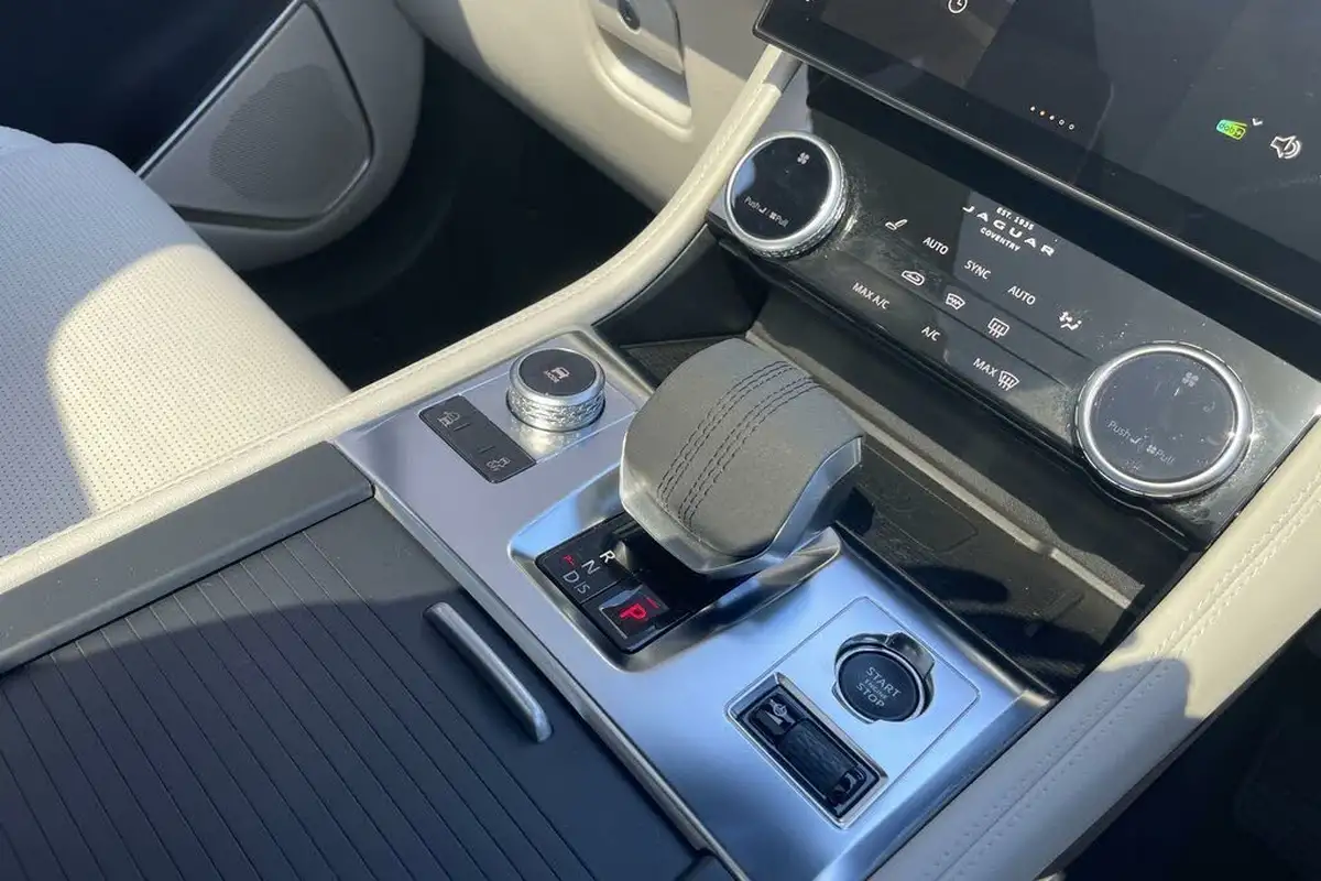 2023-jaguar-f-pace-20-d200-r-dynamic-hse-black-big-46