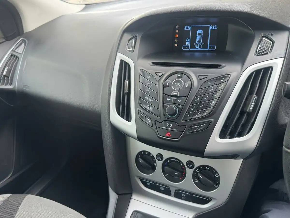 2013-ford-focus-10-zetec-100ps-hatchback-big-21