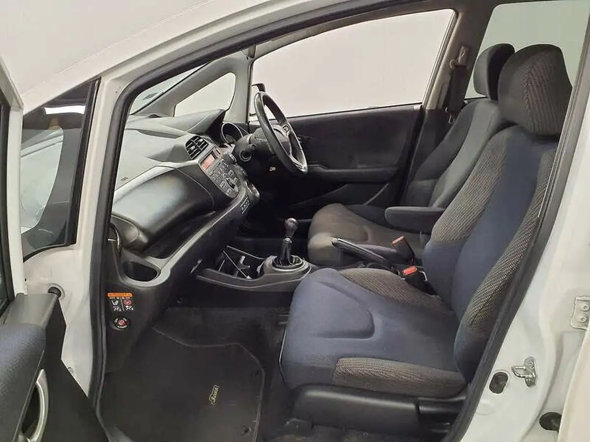 2014-honda-jazz-14-es-plus-big-7