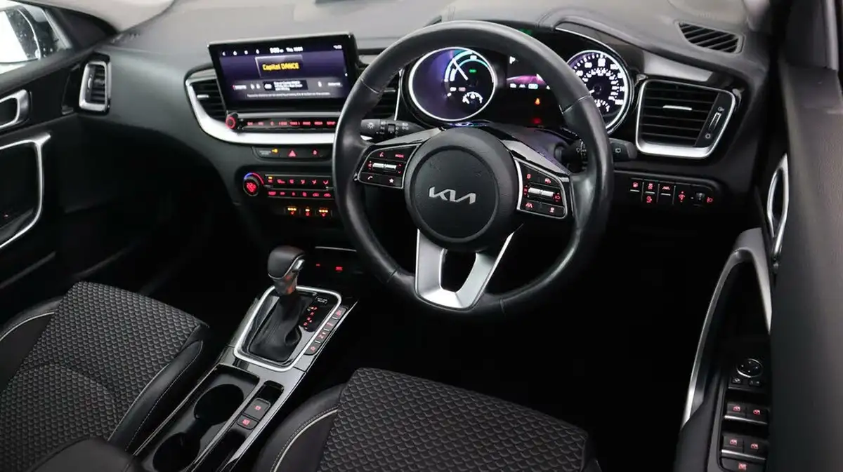 2023-kia-xceed-16-gdi-3-big-8