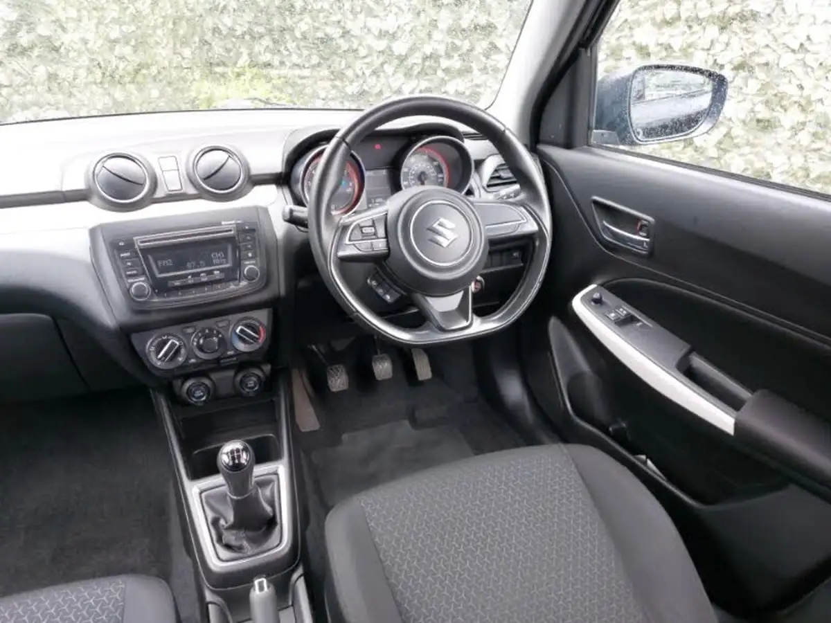 2019-suzuki-swift-12-dualjet-attitude-big-10