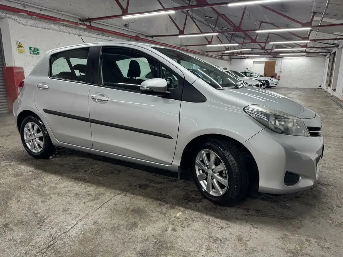 2012-toyota-yaris-133-tr-vvt-i-5d-big-7