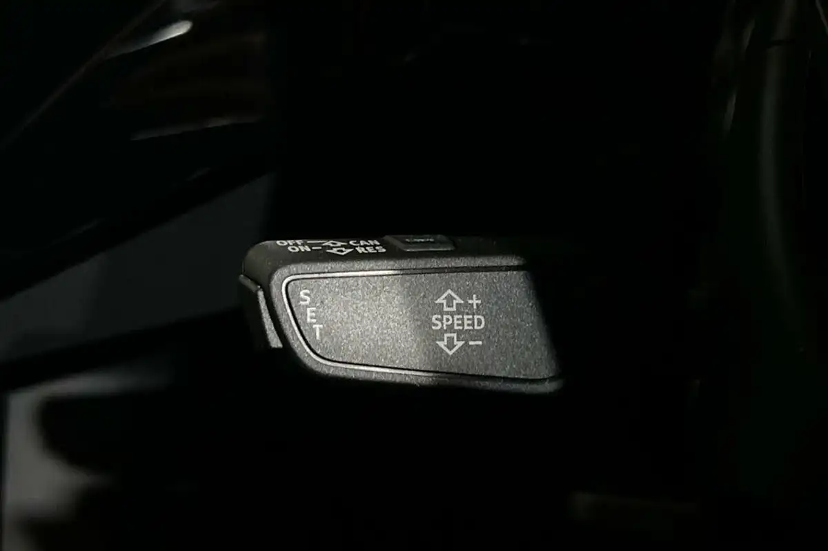 2021-audi-e-tron-50e-black-edition-station-wagon-big-24