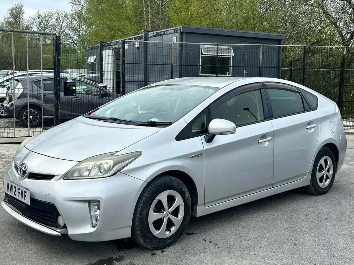 2012-toyota-prius-big-21
