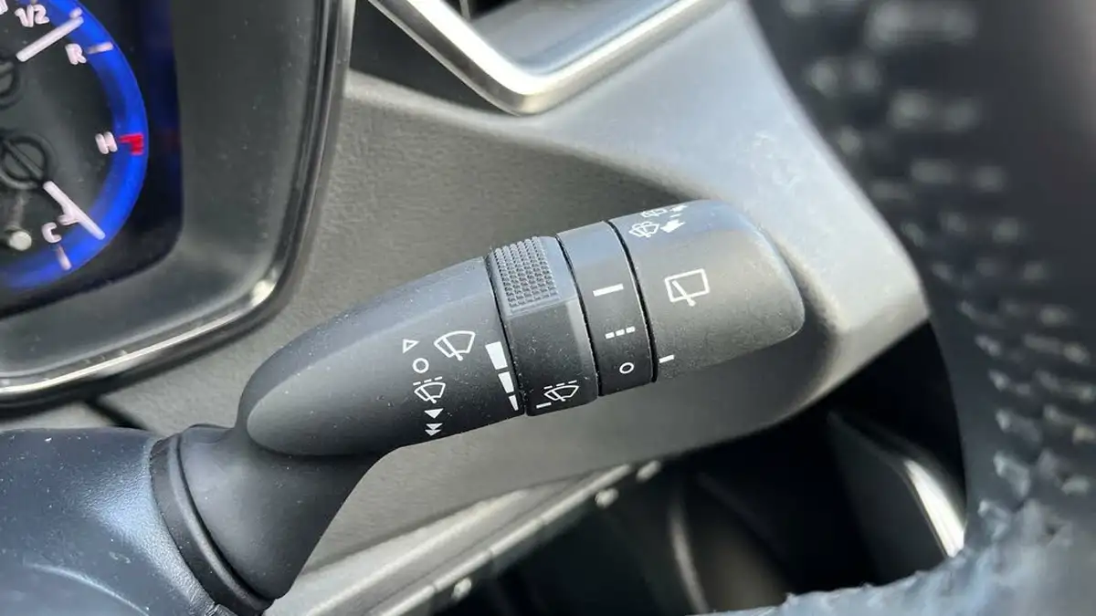 2022-toyota-corolla-18-vvt-i-icon-tech-trk-hatchback-5d-big-49