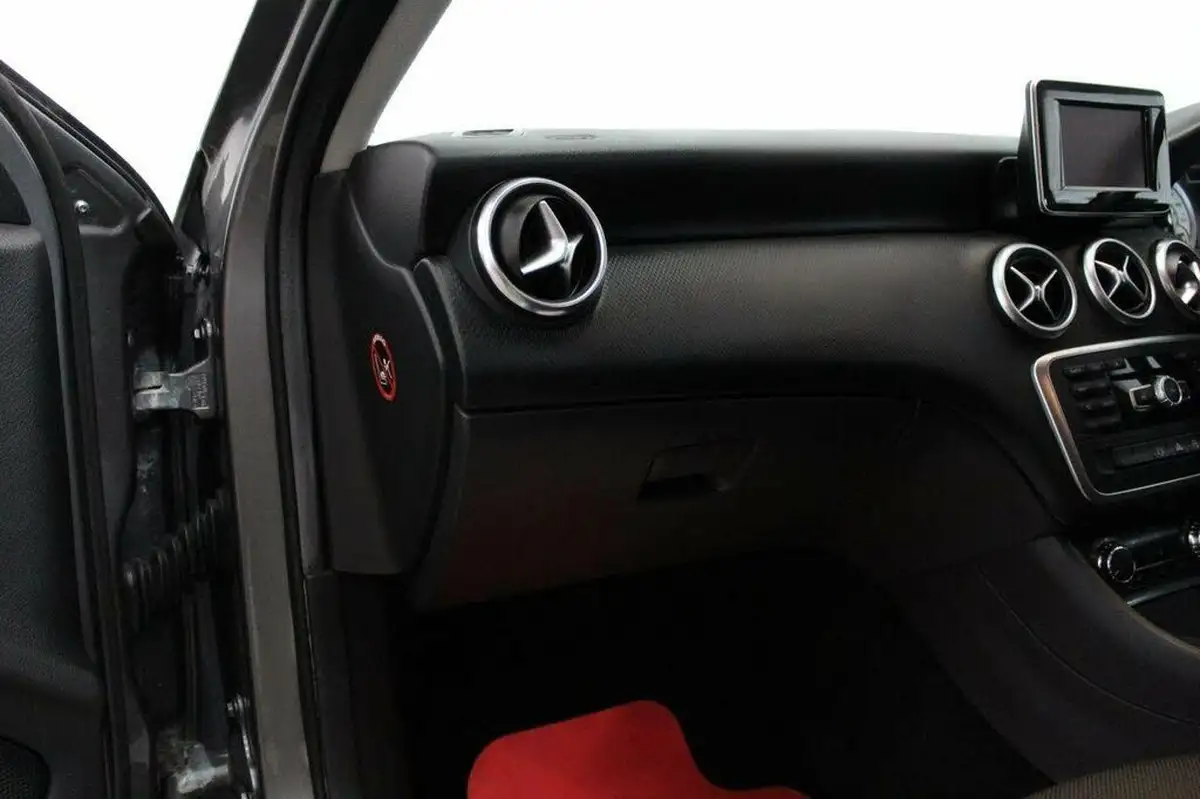 2015-mercedes-benz-a-class-15-cdi-a180-sport-109ps-7g-dct-big-22