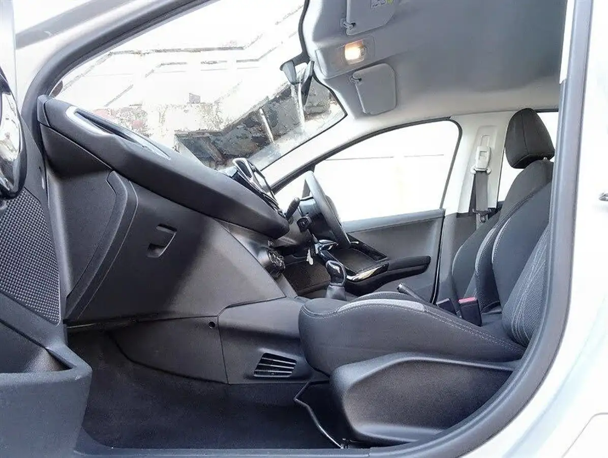 2014-peugeot-208-12-active-vti-5d-big-12