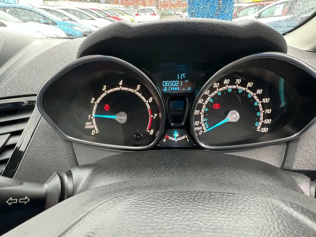 2016-ford-fiesta-125-zetec-3d-big-20