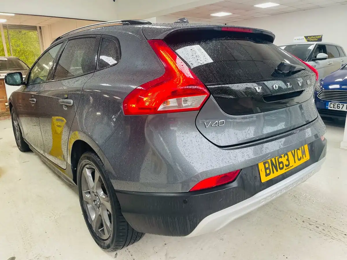2013-volvo-v40-16td-d2-cross-country-lux-nav-big-5