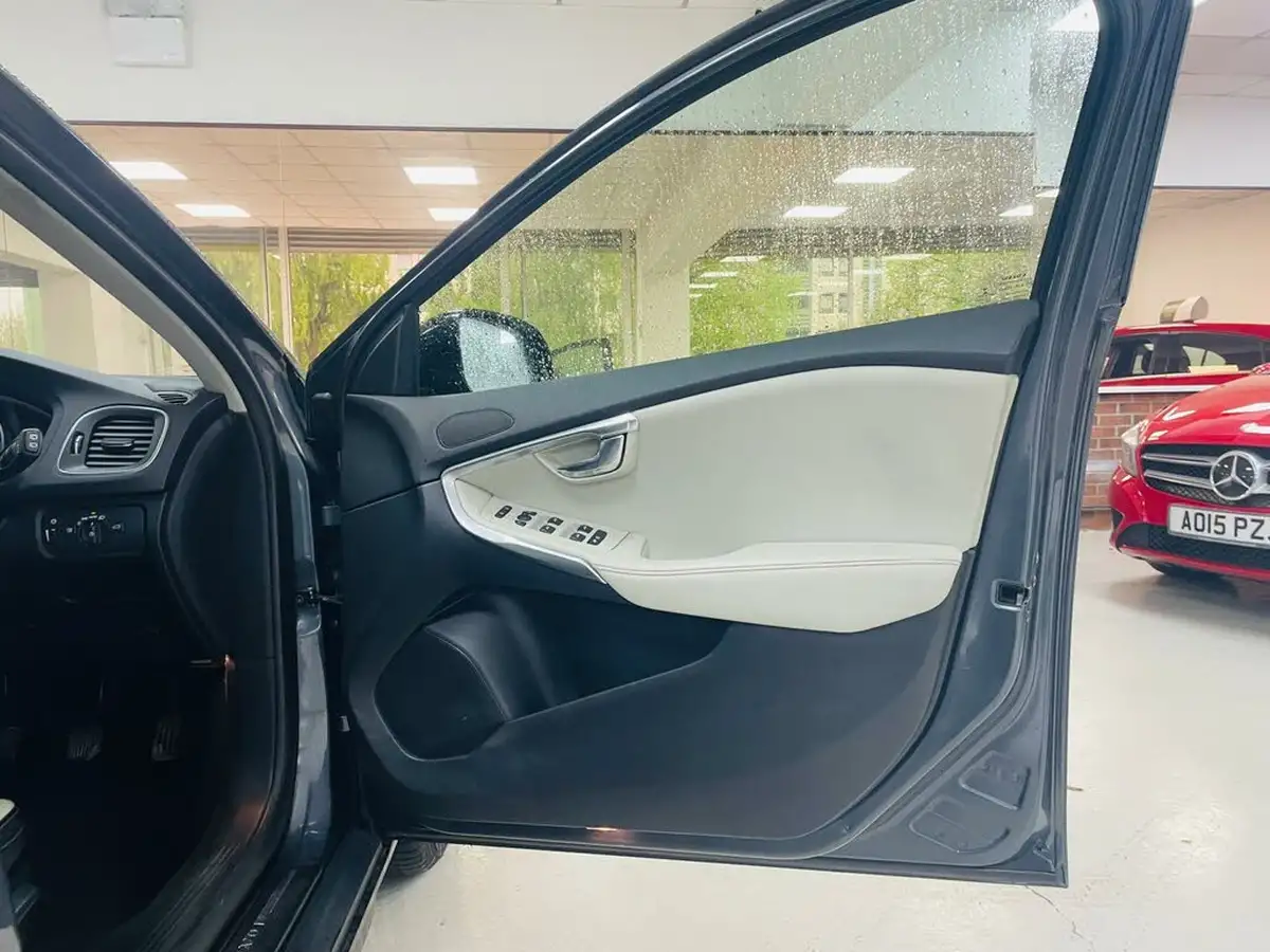 2013-volvo-v40-16td-d2-cross-country-lux-nav-big-53