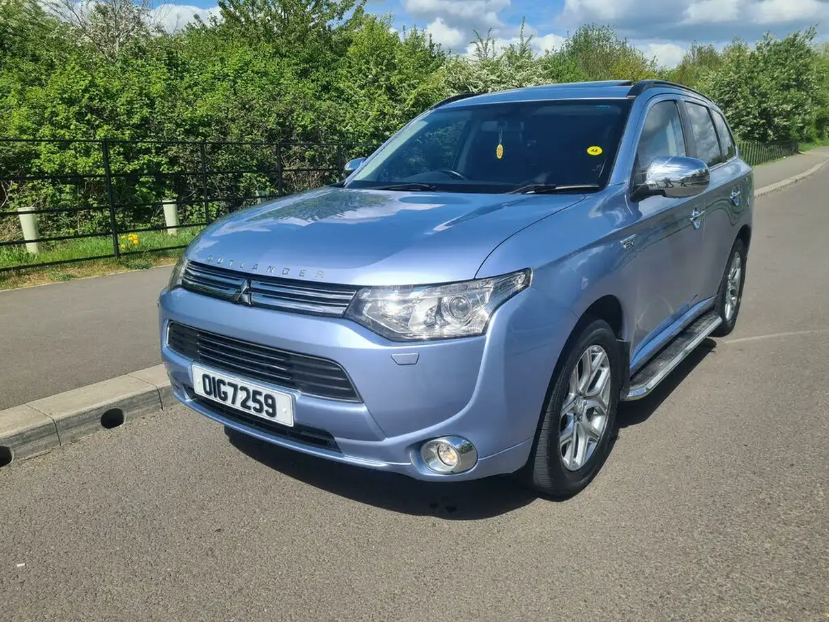 2015-mitsubishi-outlander-20-gx4h-phev-big-14