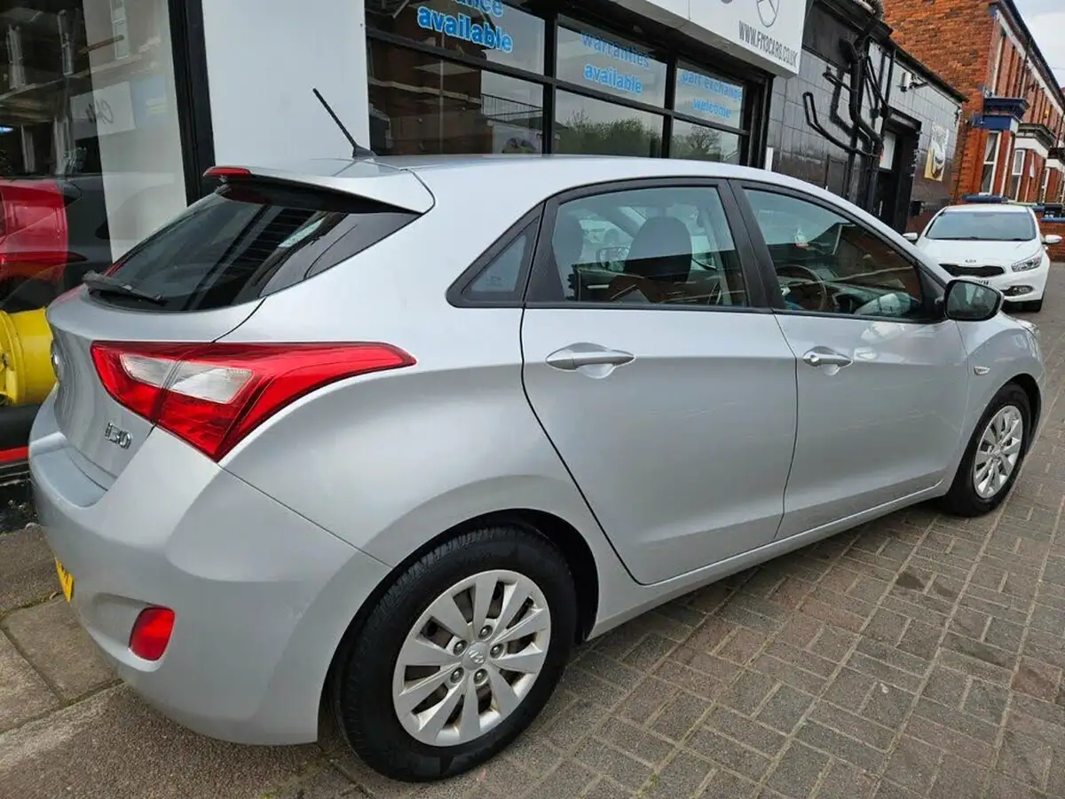 2015-hyundai-i30-16crdi-s-hatchback-big-15