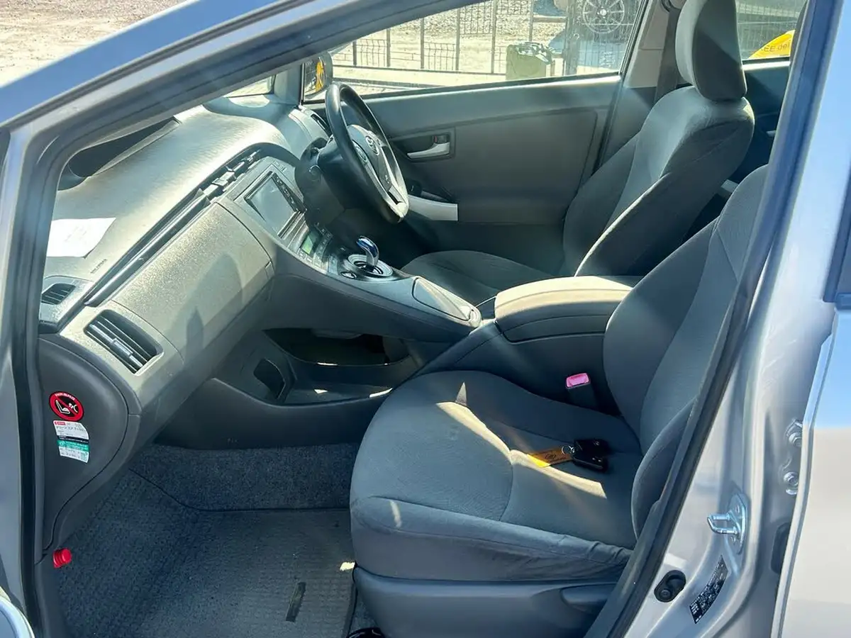 2011-toyota-prius-big-23
