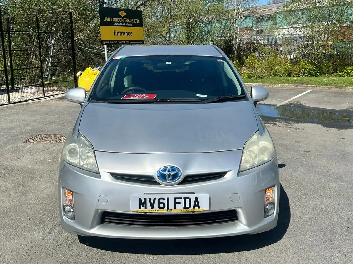 2011-toyota-prius-big-2