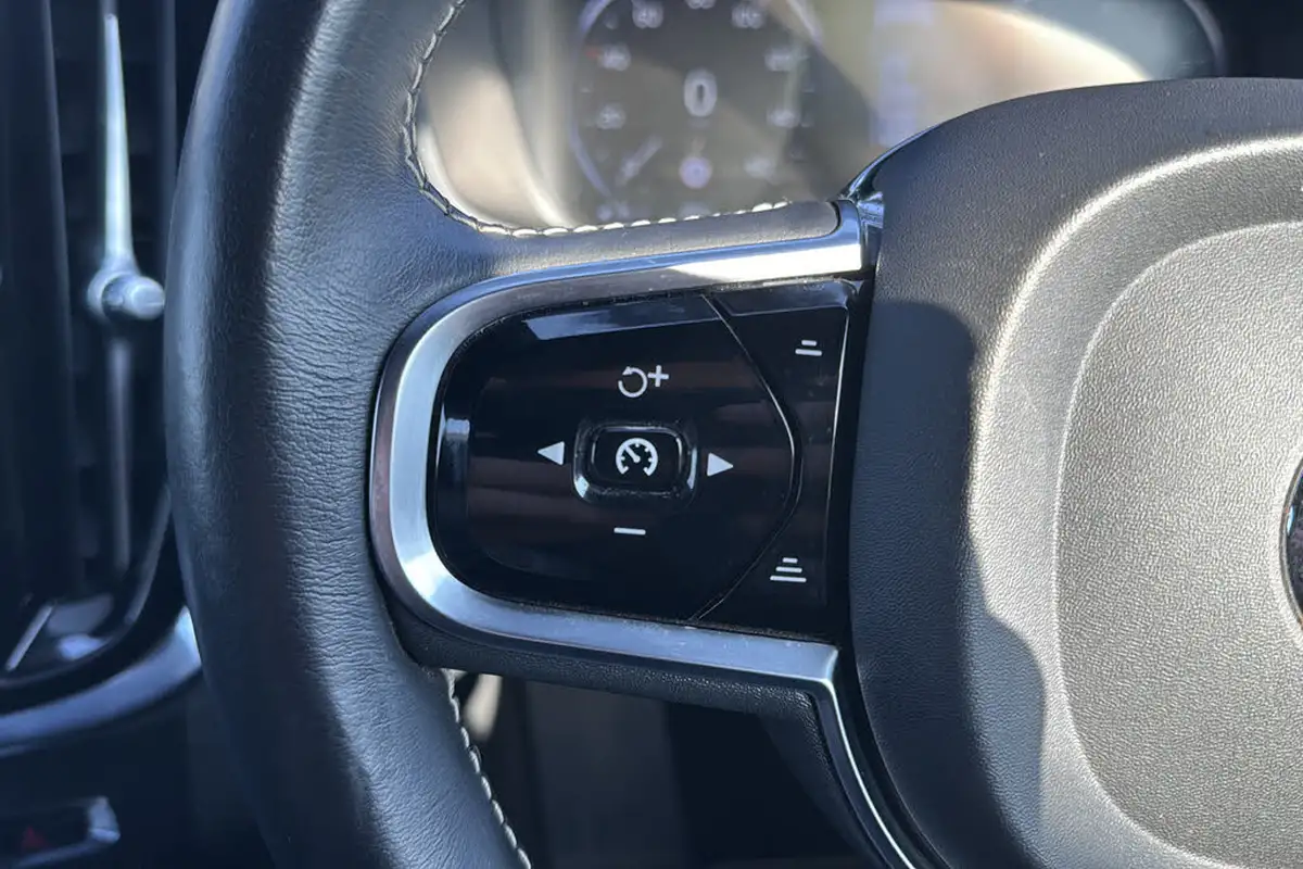2021-volvo-v60-20-b4-r-design-big-15