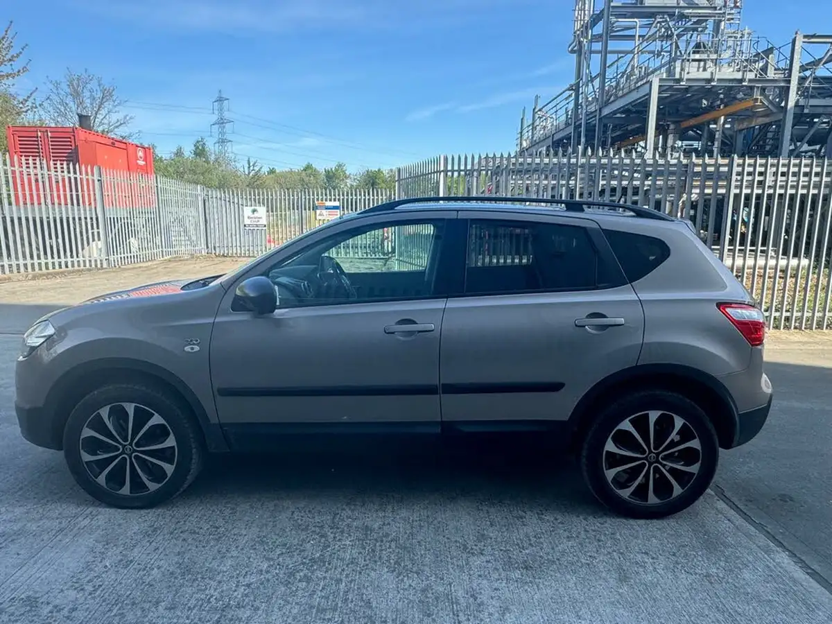 2013-nissan-qashqai-20-360-cvt-big-2