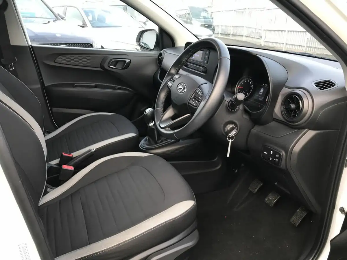 2023-hyundai-i10-10-se-big-8