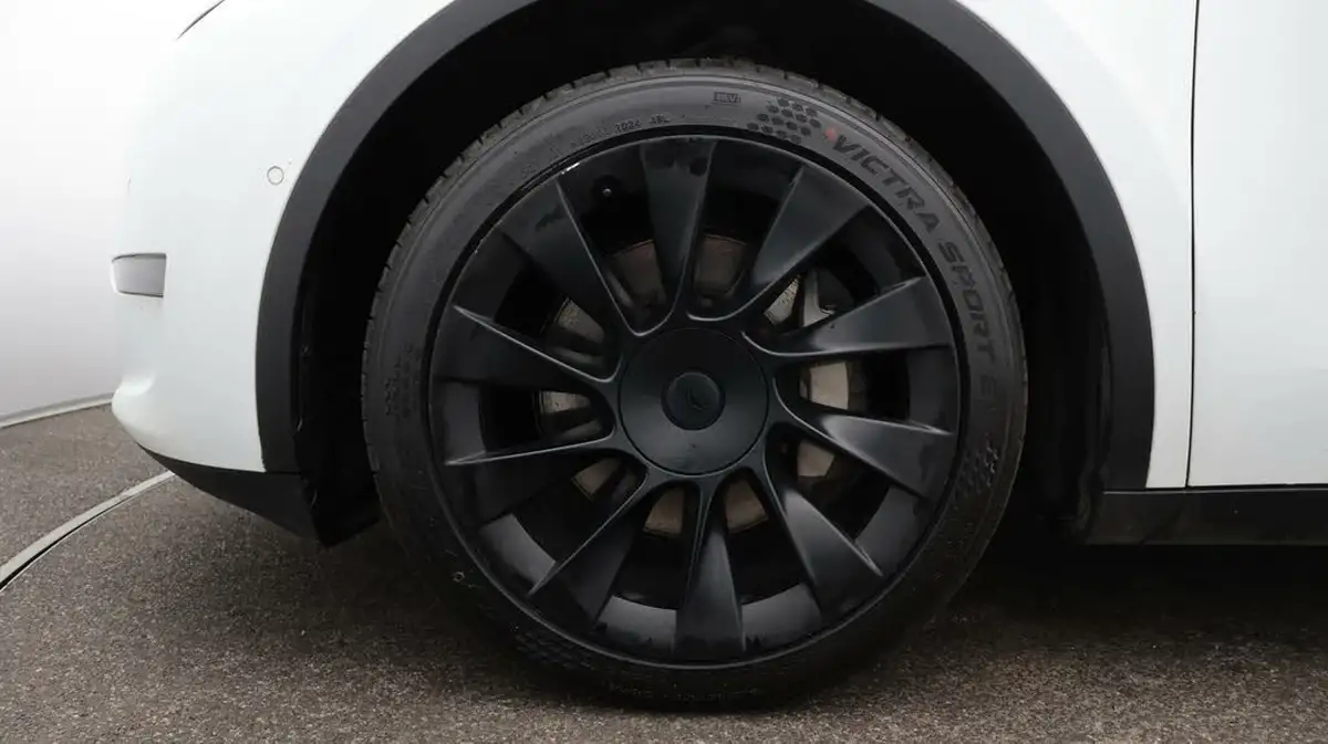 2022-tesla-model-y-e-long-range-big-18