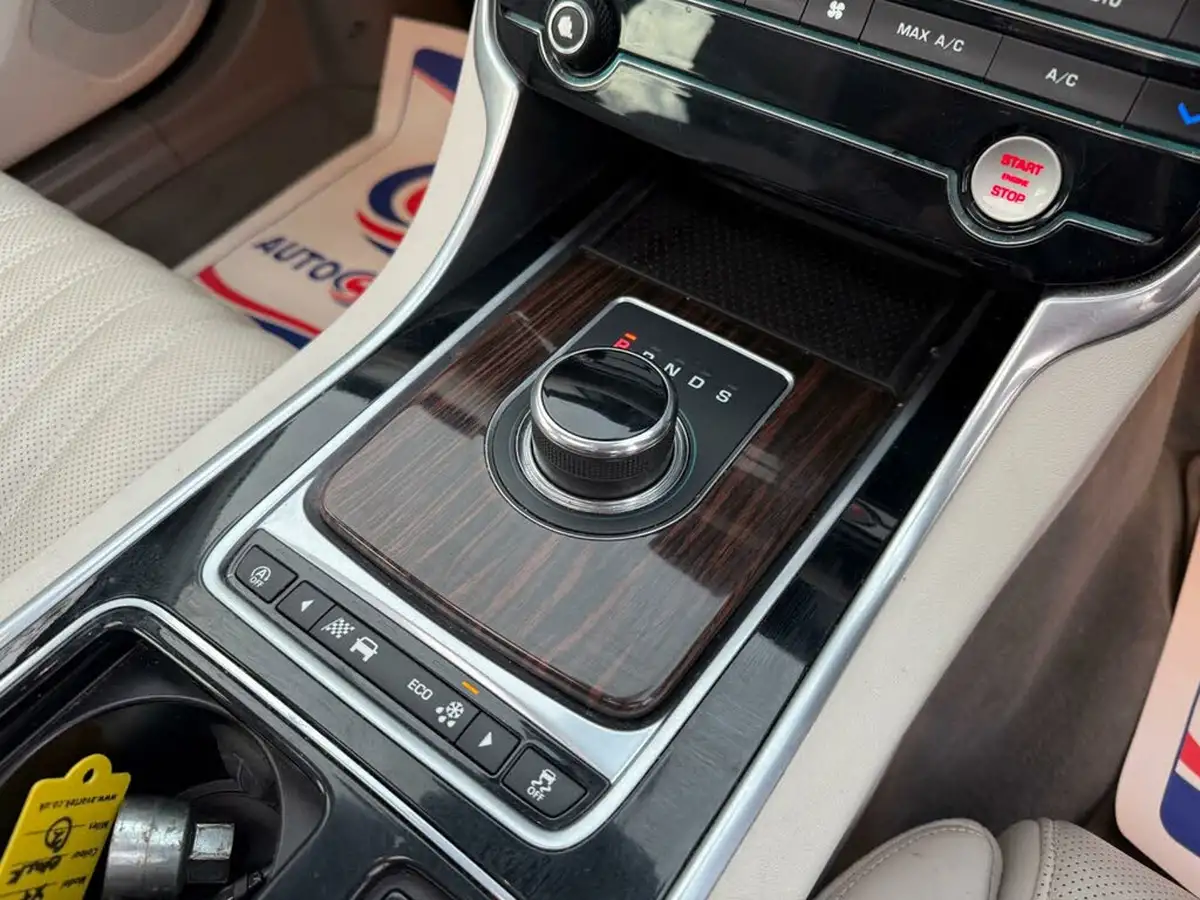 2017-jaguar-xf-20td-portfolio-240ps-awd-saloon-4d-1998cc-auto-big-24