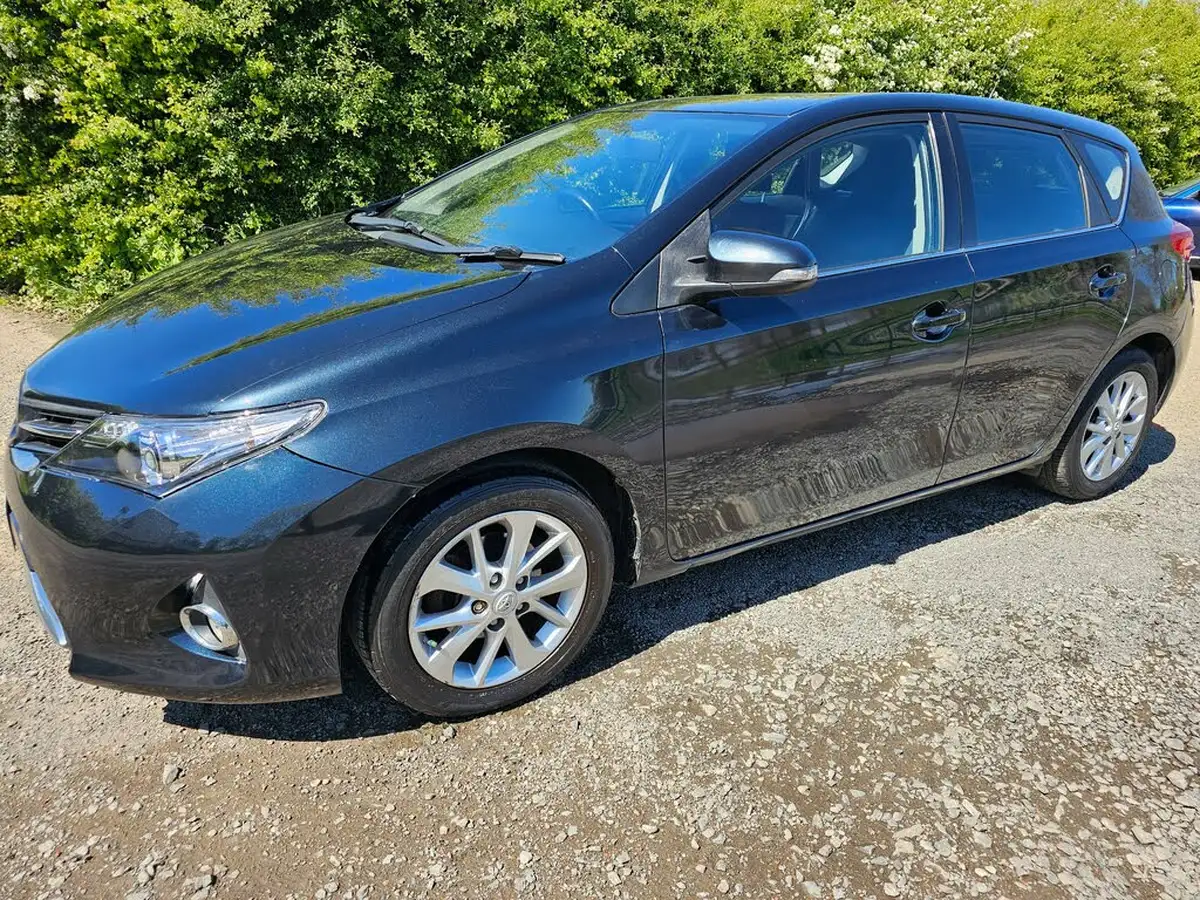 2015-toyota-auris-14td-icon-hatchback-big-6