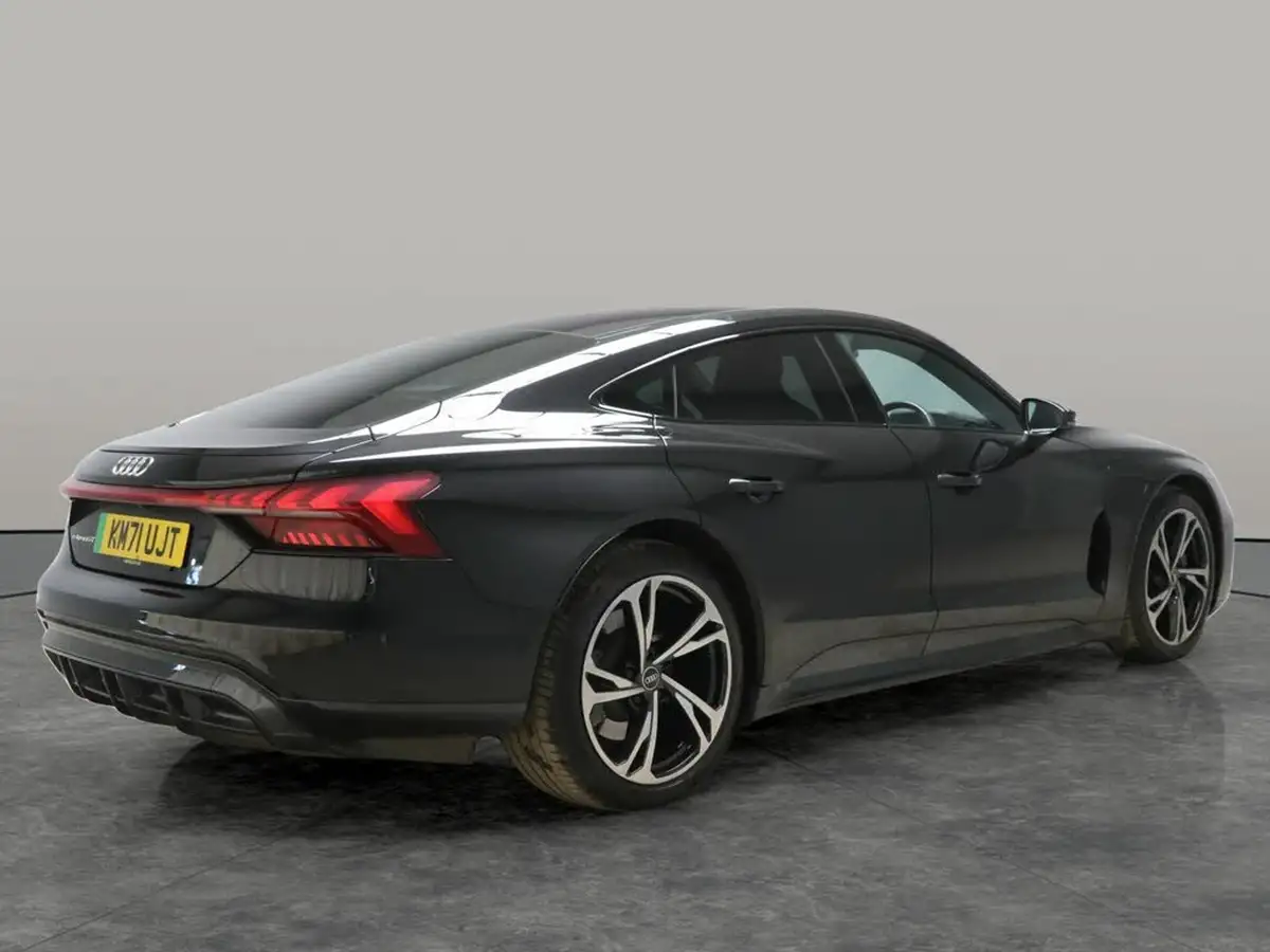 2021-audi-e-tron-gt-e-big-12