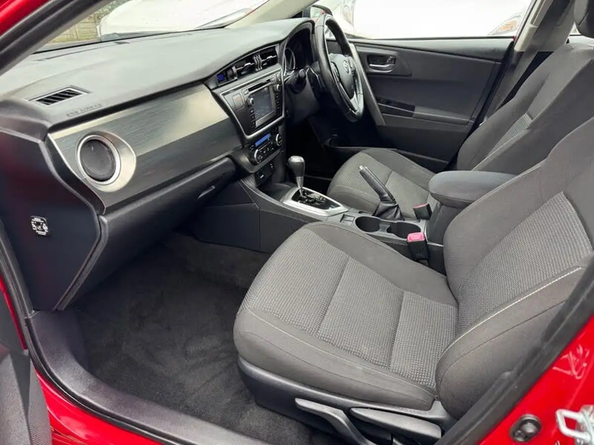 2014-toyota-auris-16-icon-hatchback-multidrive-s-big-15
