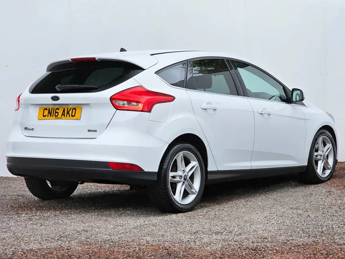 2016-ford-focus-10t-zetec-125ps-hatchback-big-12