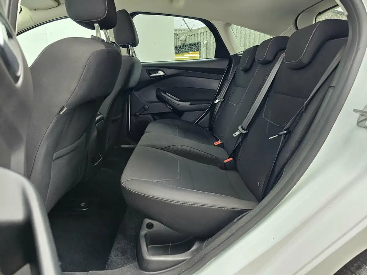 2016-ford-focus-10t-zetec-125ps-hatchback-big-8