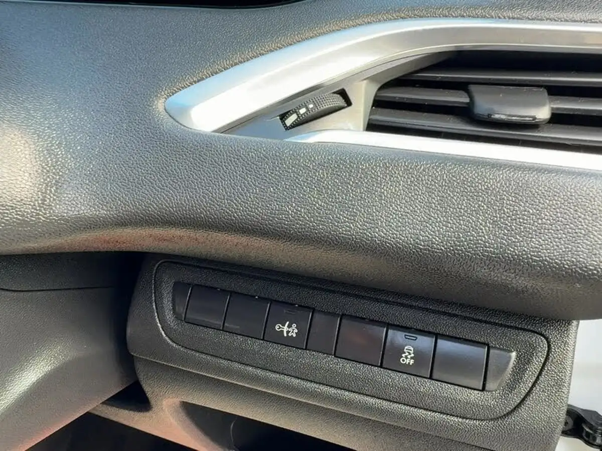 2014-peugeot-208-16-allure-5d-auto-big-30