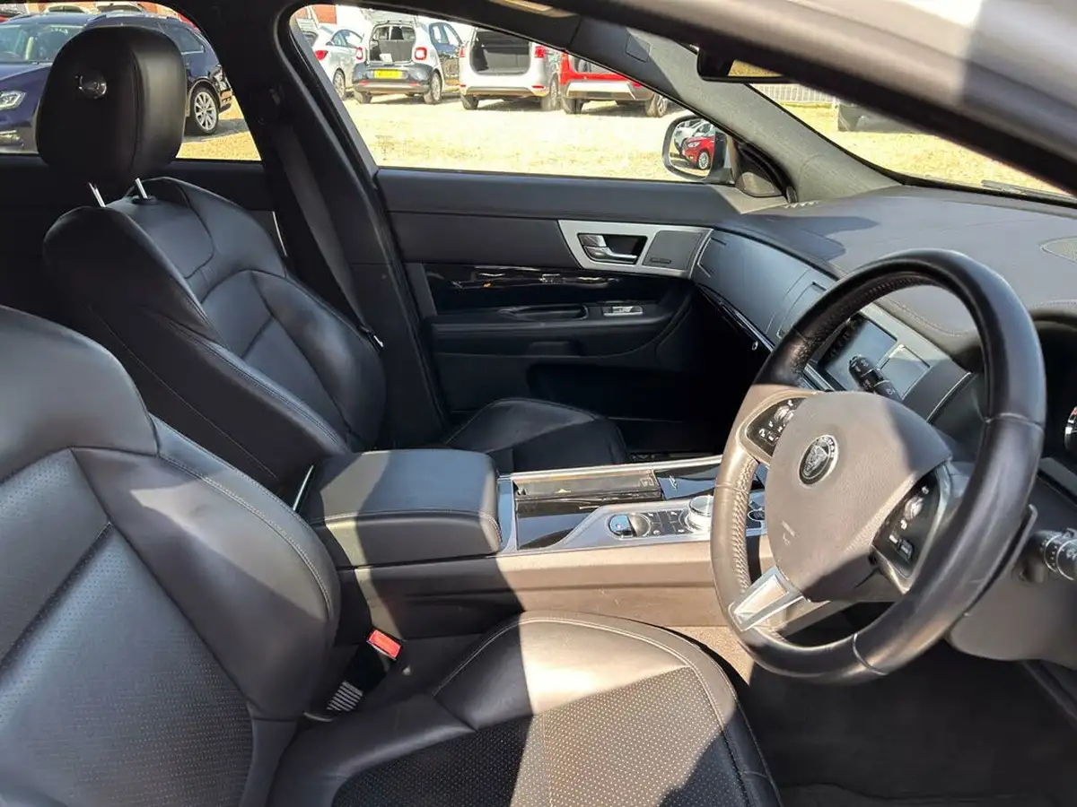 2014-jaguar-xf-30td-s-premium-luxury-sportbrake-5d-big-35