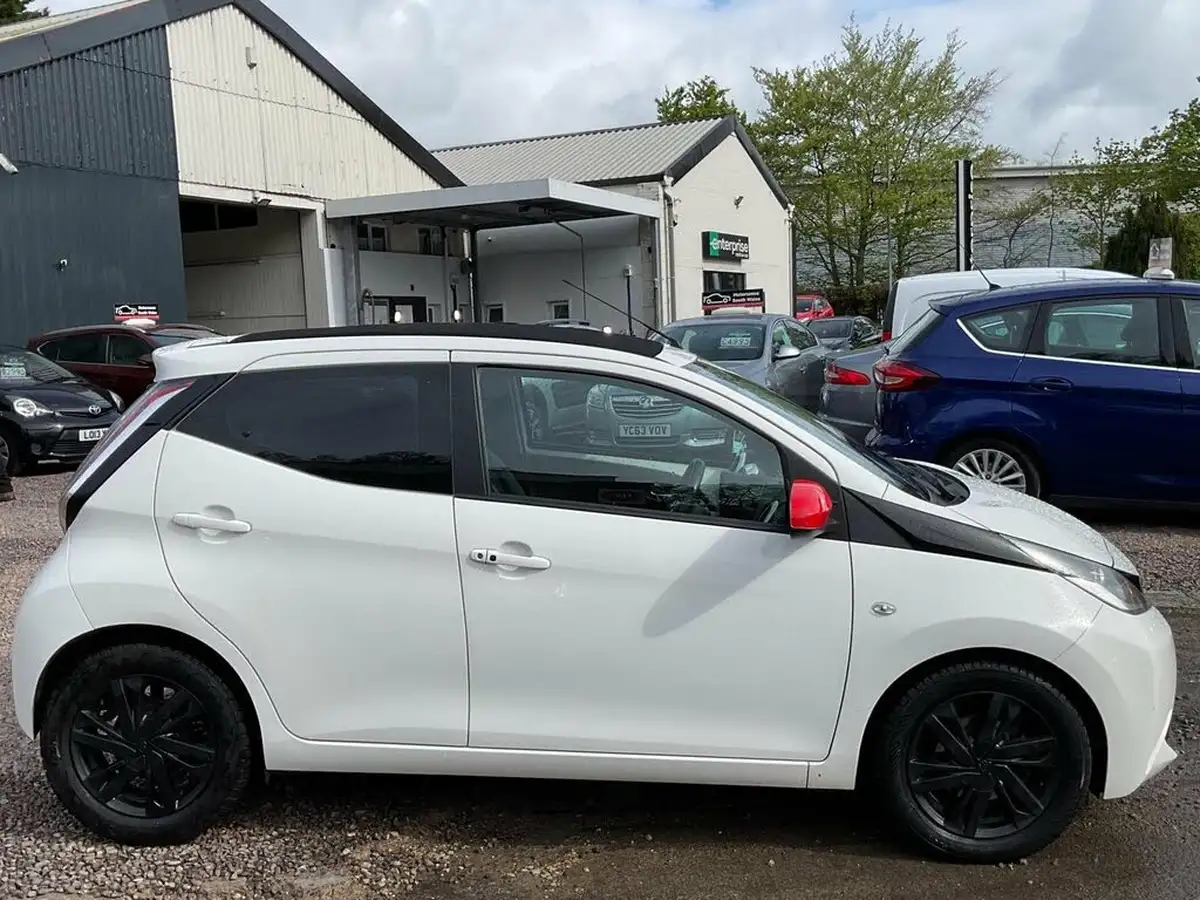 2015-toyota-aygo-10-vvt-i-x-pression-5d-big-3