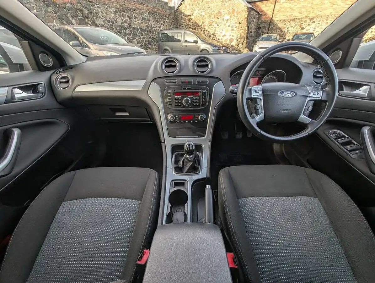 2011-ford-mondeo-big-6