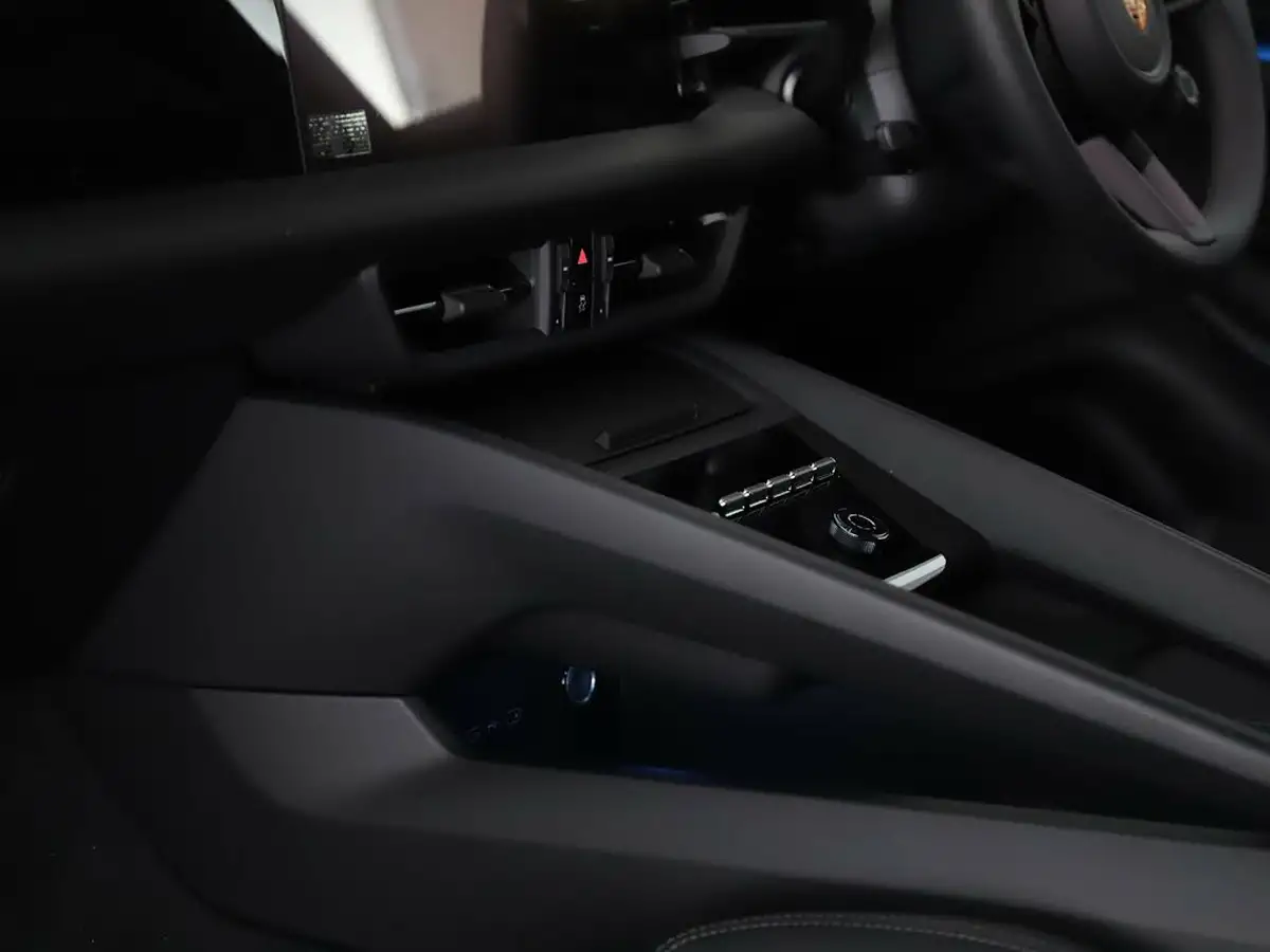 2025-porsche-macan-e-electric-big-24