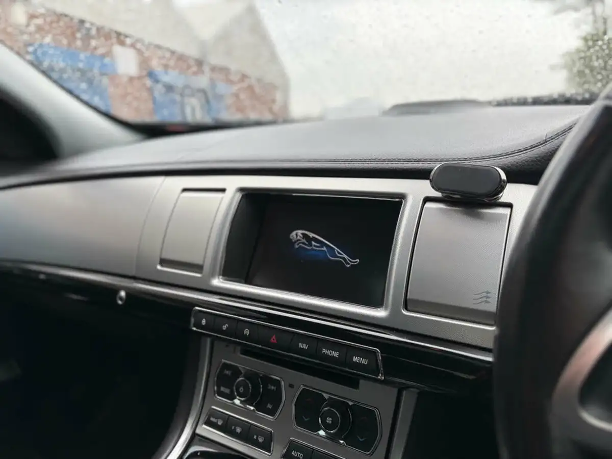 2015-jaguar-xf-22td-r-sport-black-saloon-4d-big-58