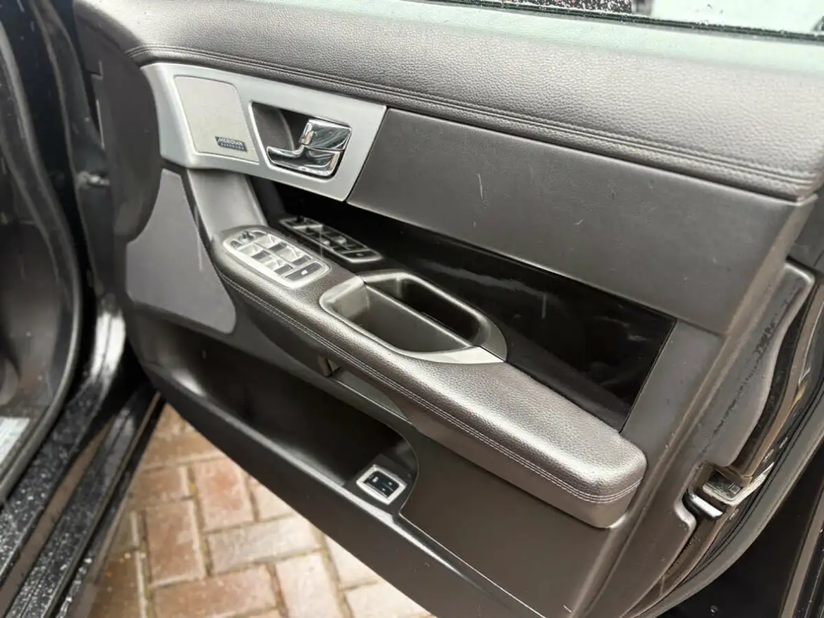 2015-jaguar-xf-22td-r-sport-black-saloon-4d-big-34