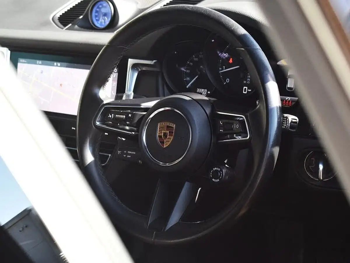 2022-porsche-macan-20-big-10
