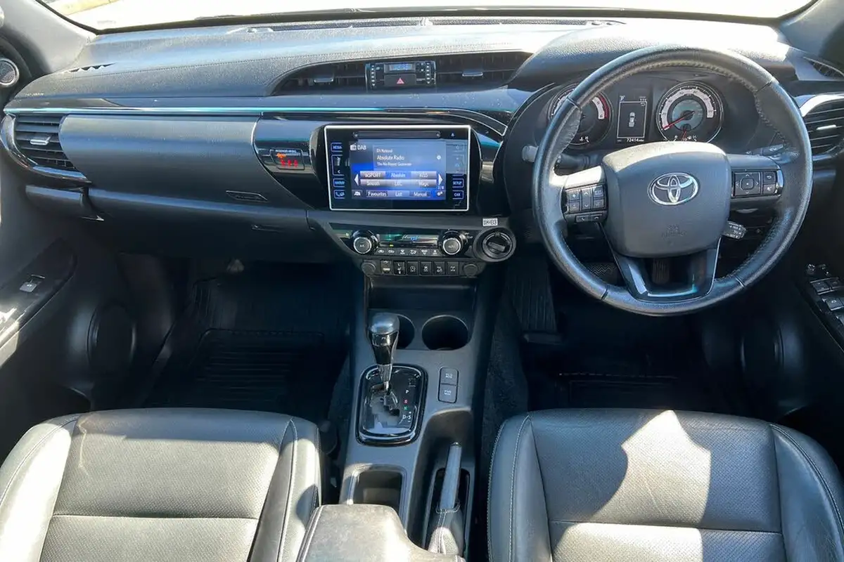 2018-toyota-hi-lux-24d-4d-invincible-at35-32t-auto-big-15