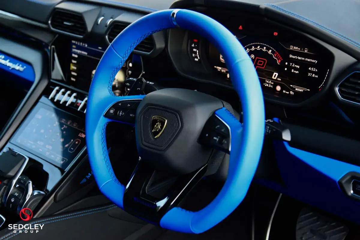 2022-lamborghini-urus-40-no-trim-big-27